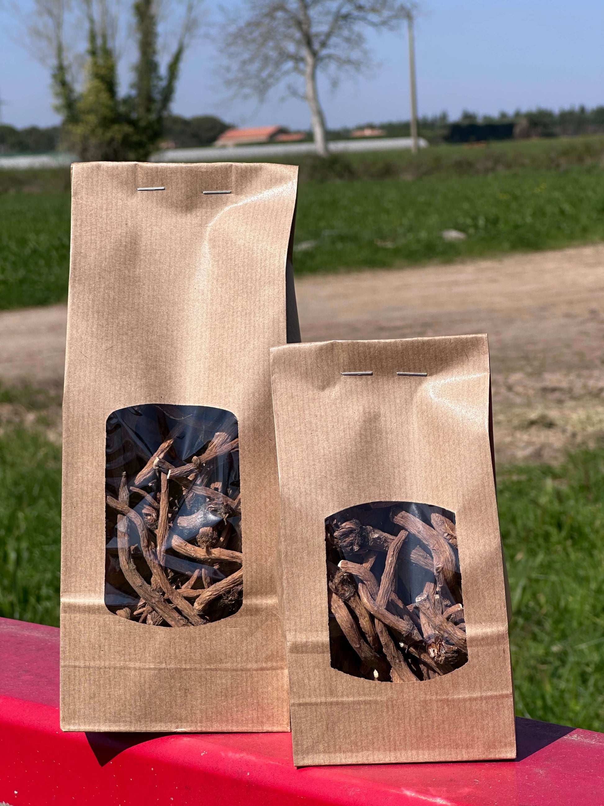 Deux sachets en papier kraft remplis de racines séchées pour rongeurs, en plein air
