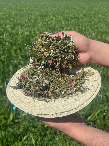 Mélange de foin premium, fleurs séchées et herbes sur un chapeau en plein champ