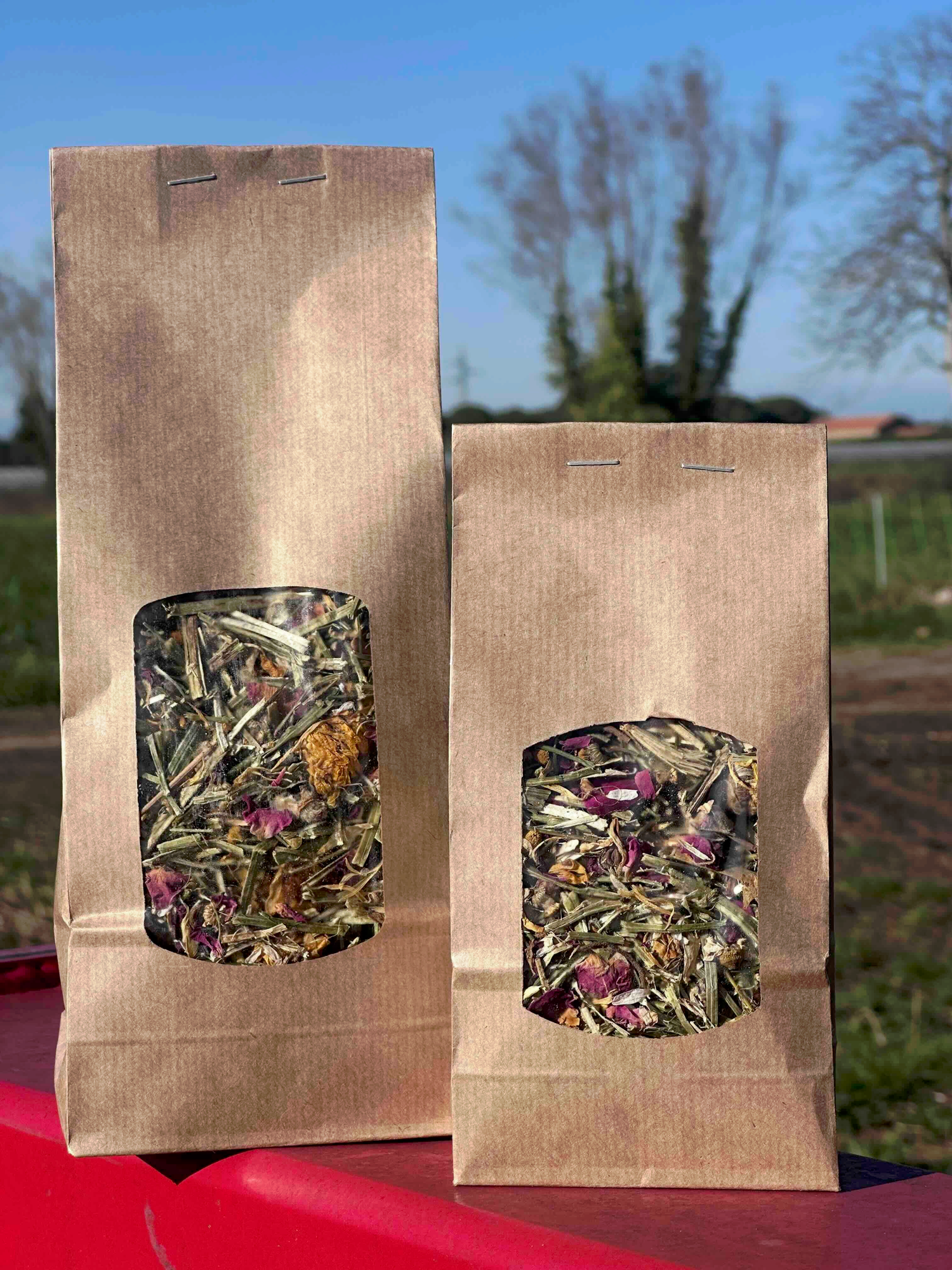 Sac kraft de foin premium mélangé avec fleurs séchées rouges et jaunes pour petits rongeurs